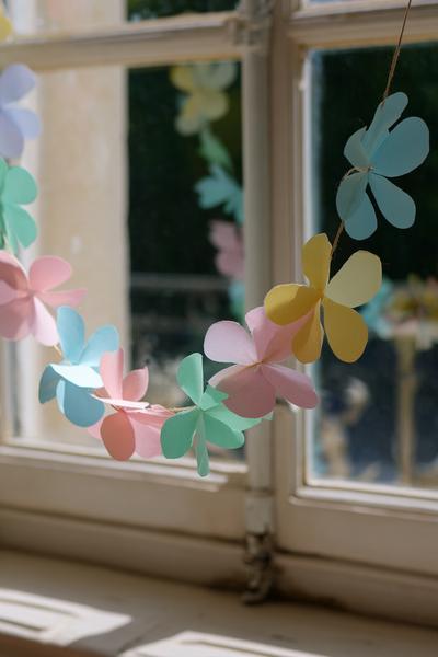 1. Pastellfarbene Papierblüten-Girlande für Basteln und Selbermachen Frühling am Fenster
