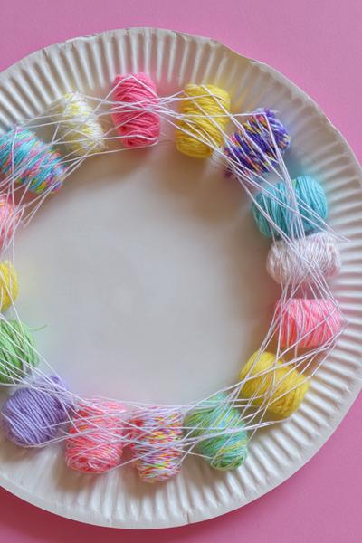 22. Pappteller-Webrahmen für Basteln und Selbermachen Kostenlos mit bunten Garnresten for basteln und selbermachen sommer ideas