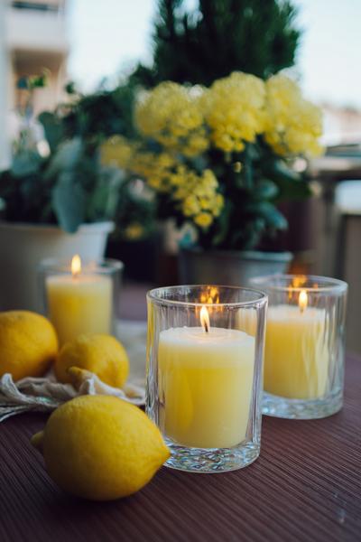 24. Zitronen-Kerzen im Glas für Basteln und Selbermachen Sommer auf dem Balkon