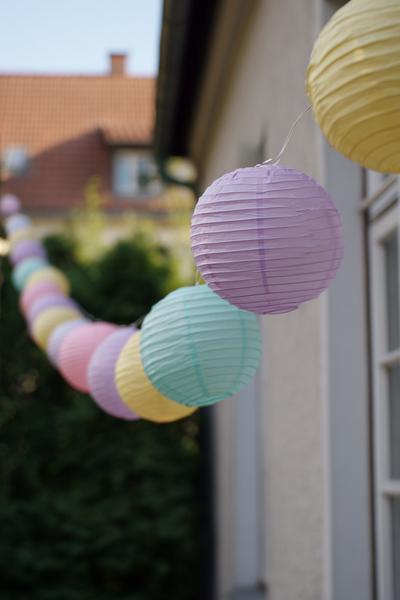 25. Outdoor-Lichterkette aus Papierlampions für Basteln und Selbermachen Sommer in Pastell