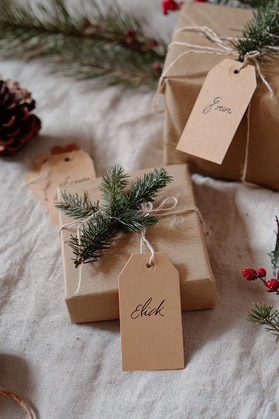 8. Klassische Geschenkanhänger aus Kraftpapier für Basteln und Selbermachen Weihnachten mit Kalligrafie