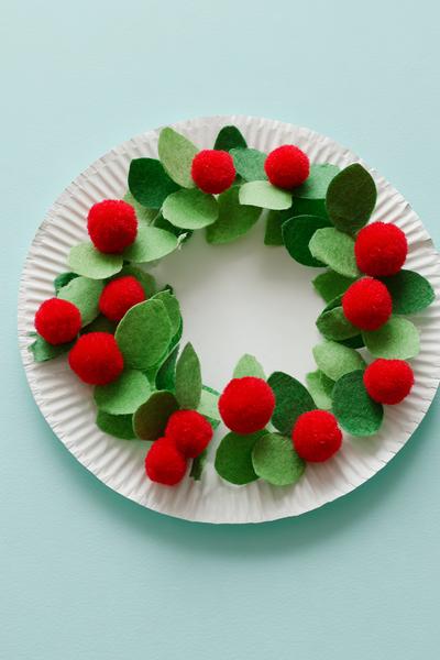 10. Pappteller-Kranz mit Pompon-Beeren fürs for basteln weihnachten mit kindern ideas