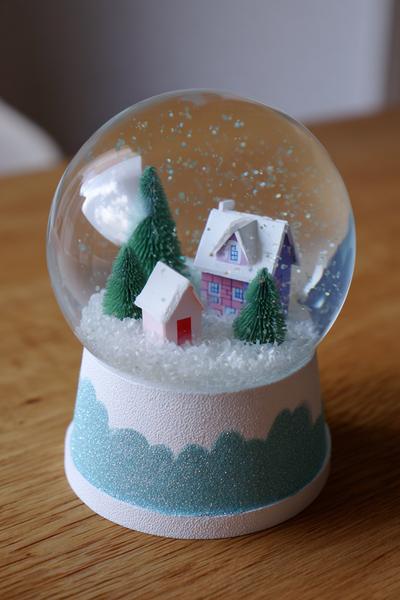 12. Schneekugel aus Kartonrahmen mit Glitzerfilm für for basteln weihnachten ideen ideas