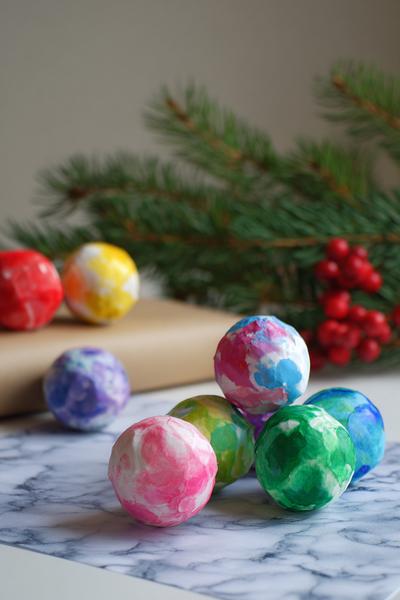17. Großformatige Fingerfarben-Kugeln auf Papier beim for basteln weihnachten u3 ideas
