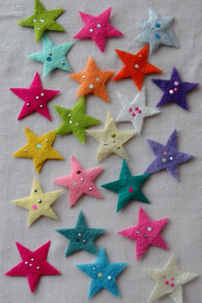 18. Weiche Filzstern-Collage mit Klettpunkten für for basteln weihnachten u3 ideas