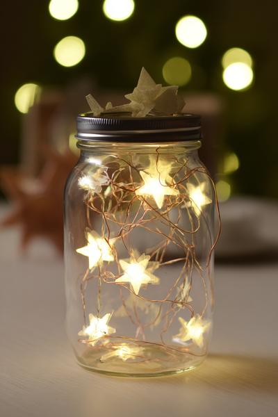 23. Lichterkette im Einmachglas mit Papiersternen für for basteln weihnachten gläser ideas