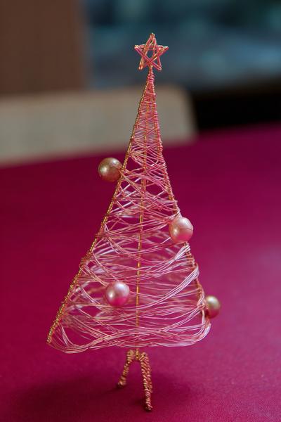 26. Draht-Tannenbaum als Tischskulptur im Stil for basteln weihnachten draht ideas