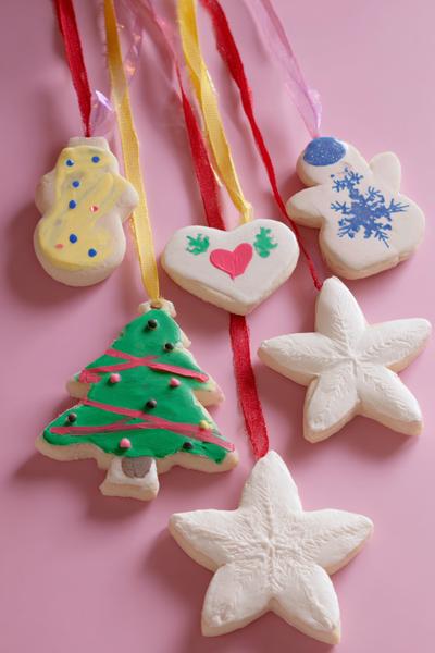 4. Salzteig-Ornamente mit Ausstechern für for basteln weihnachten kindergarten ideas