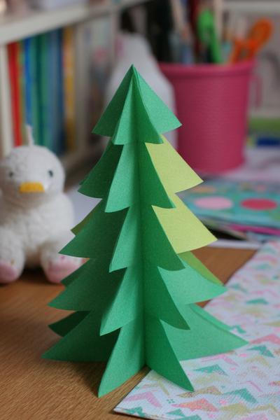 5. Fächer-Tannenbaum aus grünem Papier für for basteln weihnachten kindergarten ideas