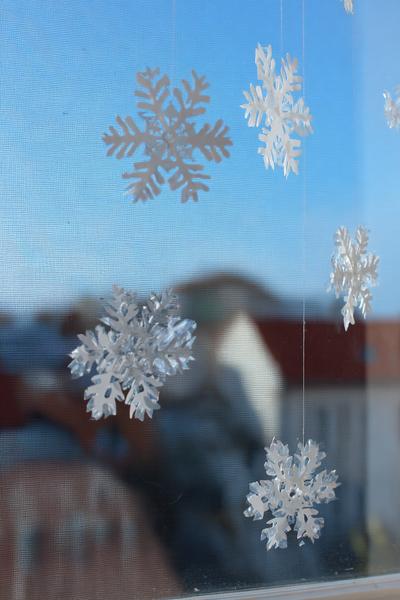6. Fensterbild-Schneeflocken aus Transparentpapier beim for basteln weihnachten mit kindern ideas