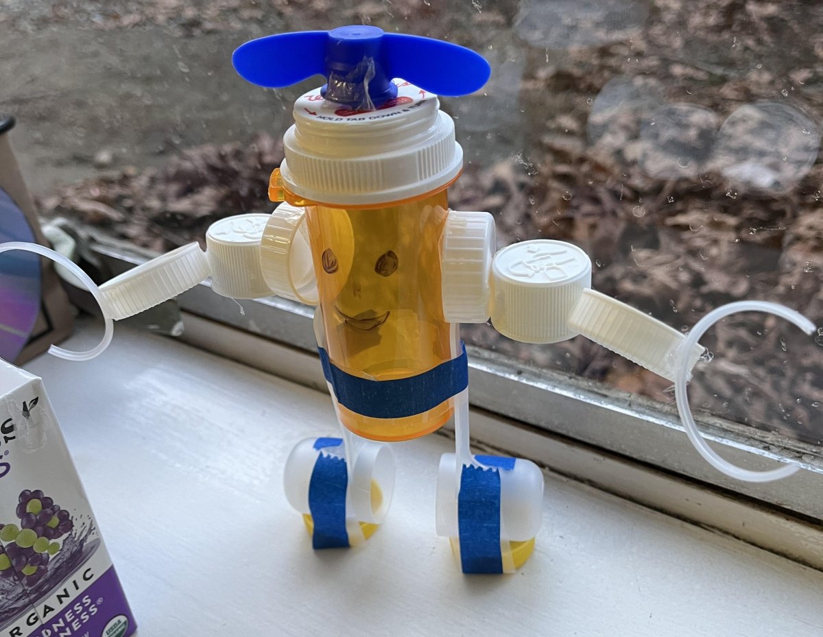 Bunte Figuren aus Tablettenflaschen