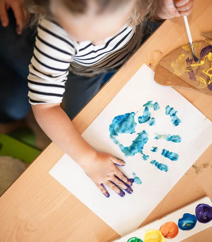 Bunte Handabdruckbilder Kinder