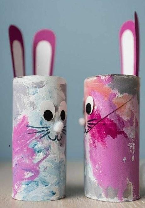 Bunt bemalte Osterhasen aus Klorollen