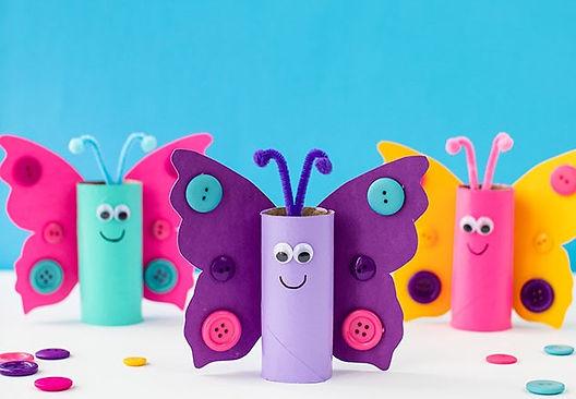 Bunte Schmetterlinge aus Toilettenpapierrollen