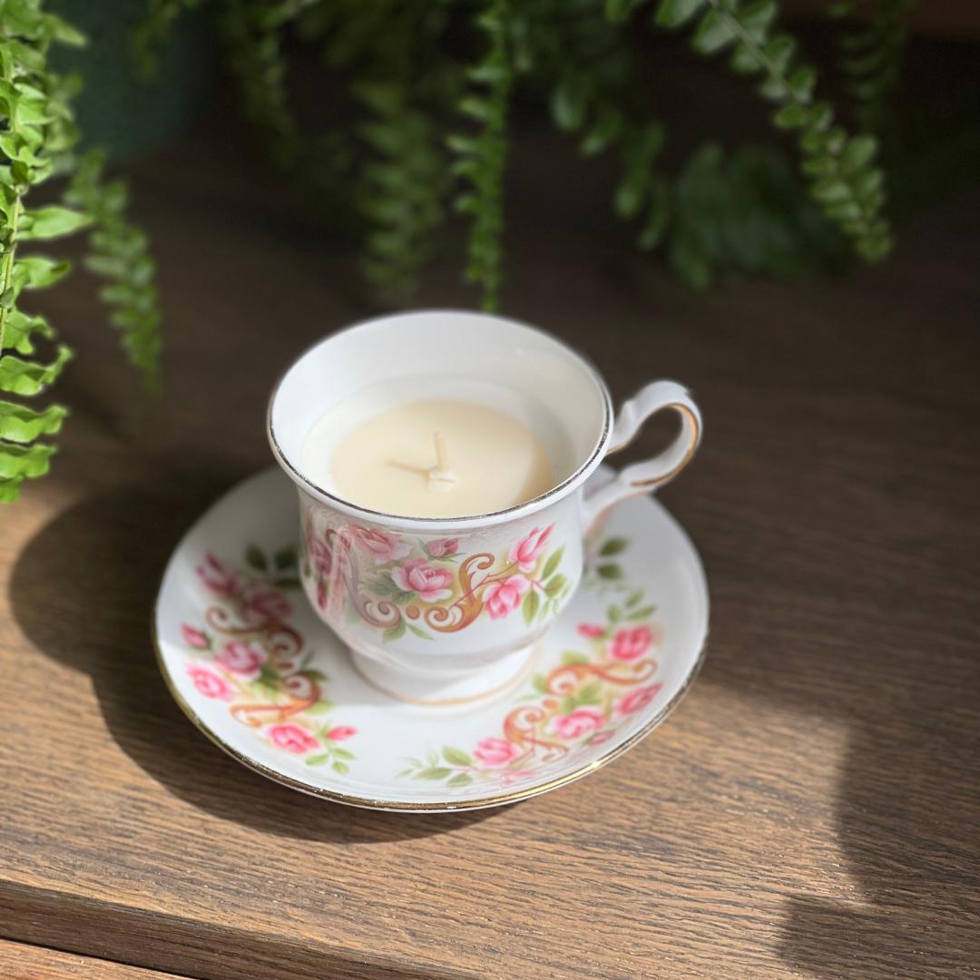 Duftkerze in alter Tasse