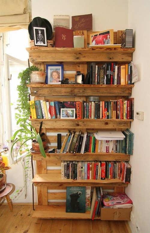 Bücherregal aus Holzbrettern