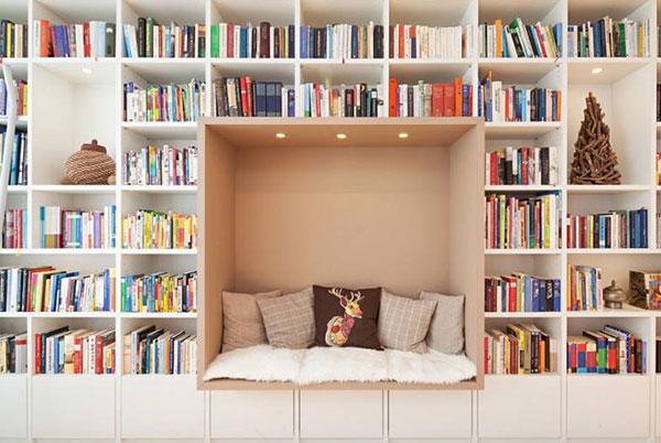 Eingebautes Bücherregal in Wandnische