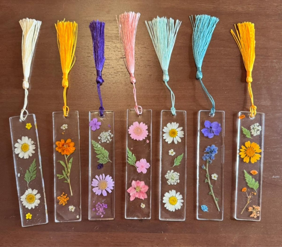 Lesezeichen mit eingegossenen Blüten