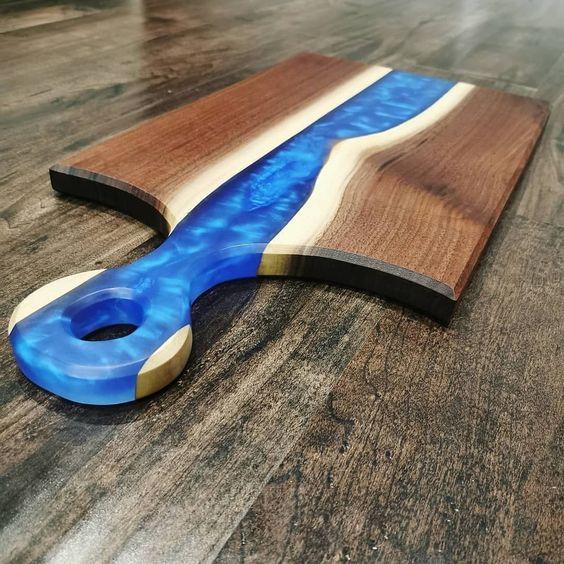 Holzbrett mit Epoxidharz Fluss