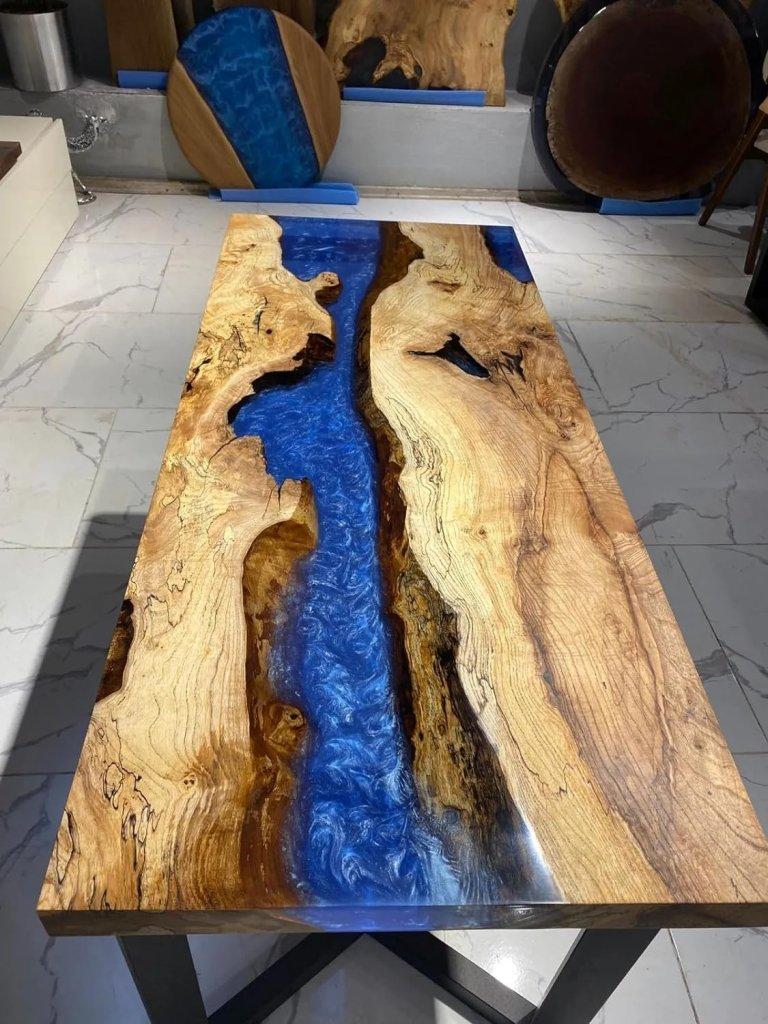 Tischplatte mit blauem Harzfluss