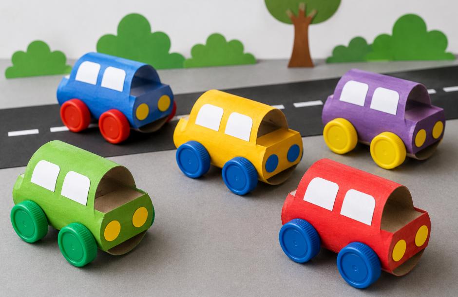 Fahrzeug aus Klopapierrolle gebastelt