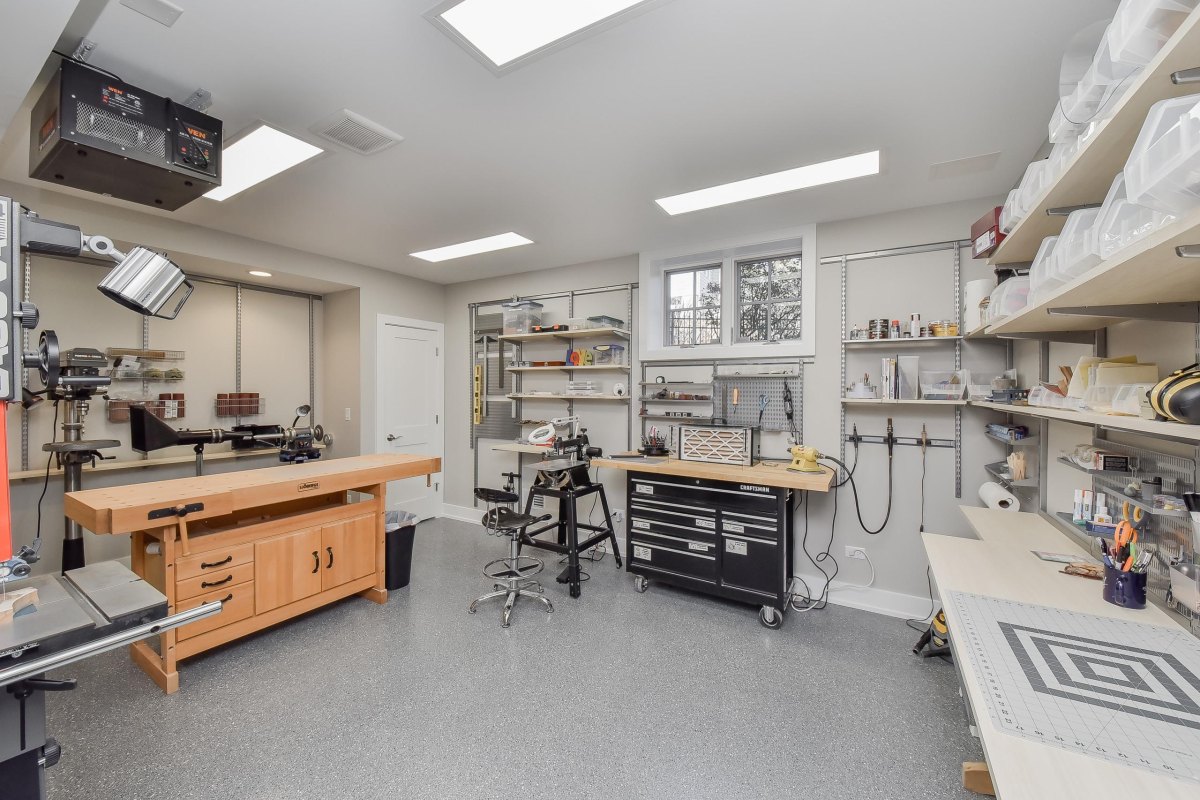 Helle gestaltete Kellerwerkstatt