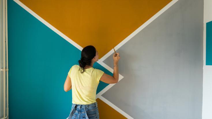 Farbblöcke an Wand mit Klebeband