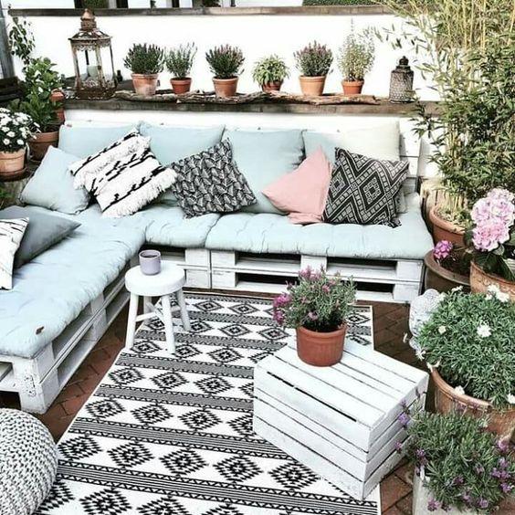 Paletten Lounge Terrasse mit Kissen