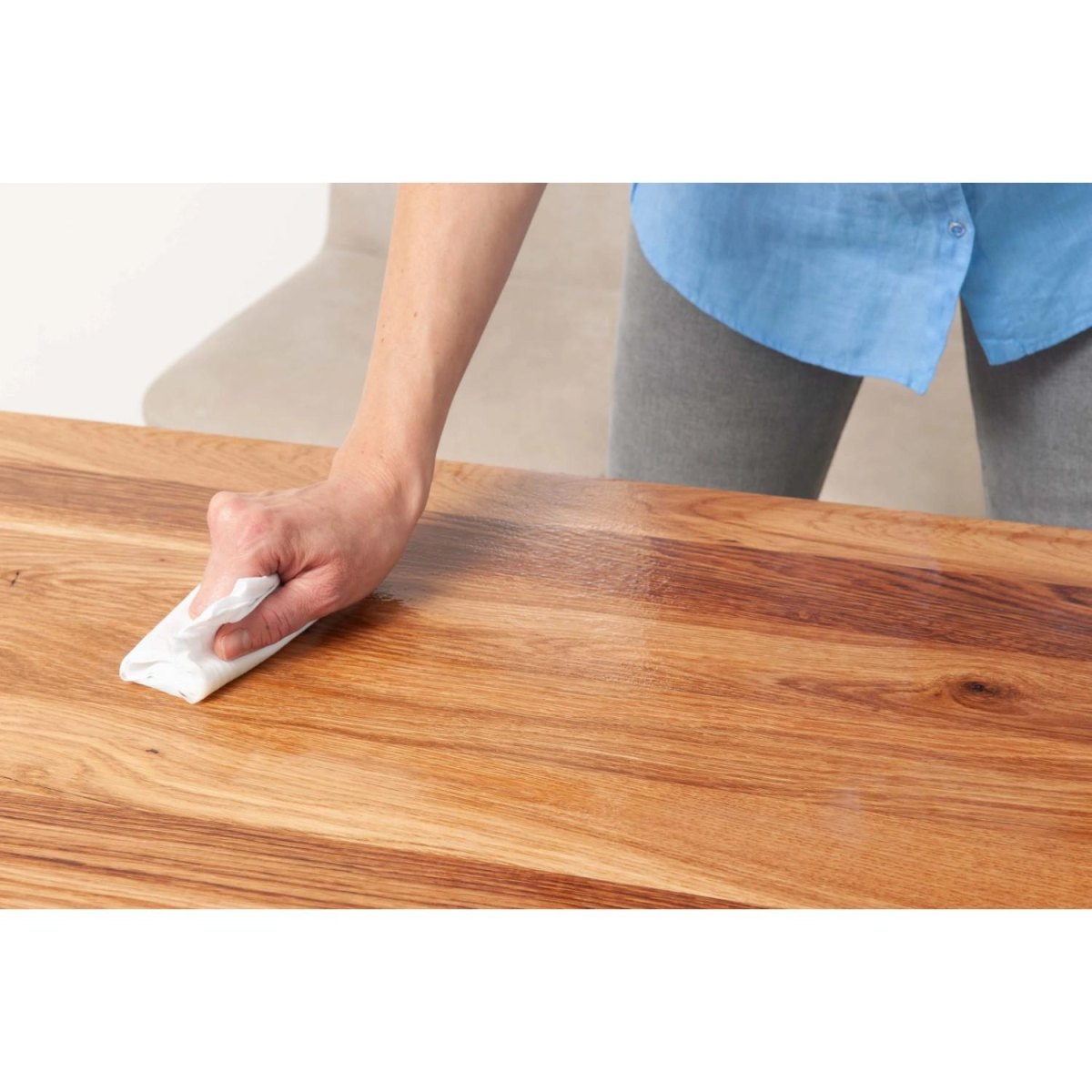 Holzöl mit Tuch auftragen