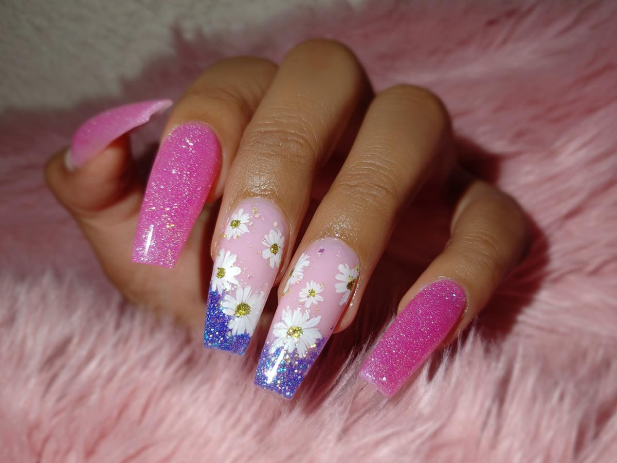 Quadratische Nägel Pink Glitzer Gänseblümchen