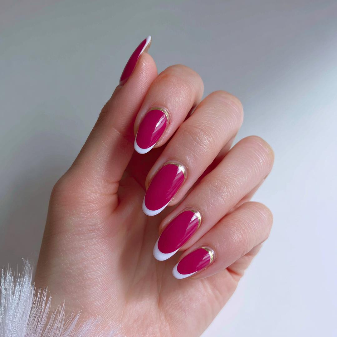 Magenta Nägel Weiße Kontur