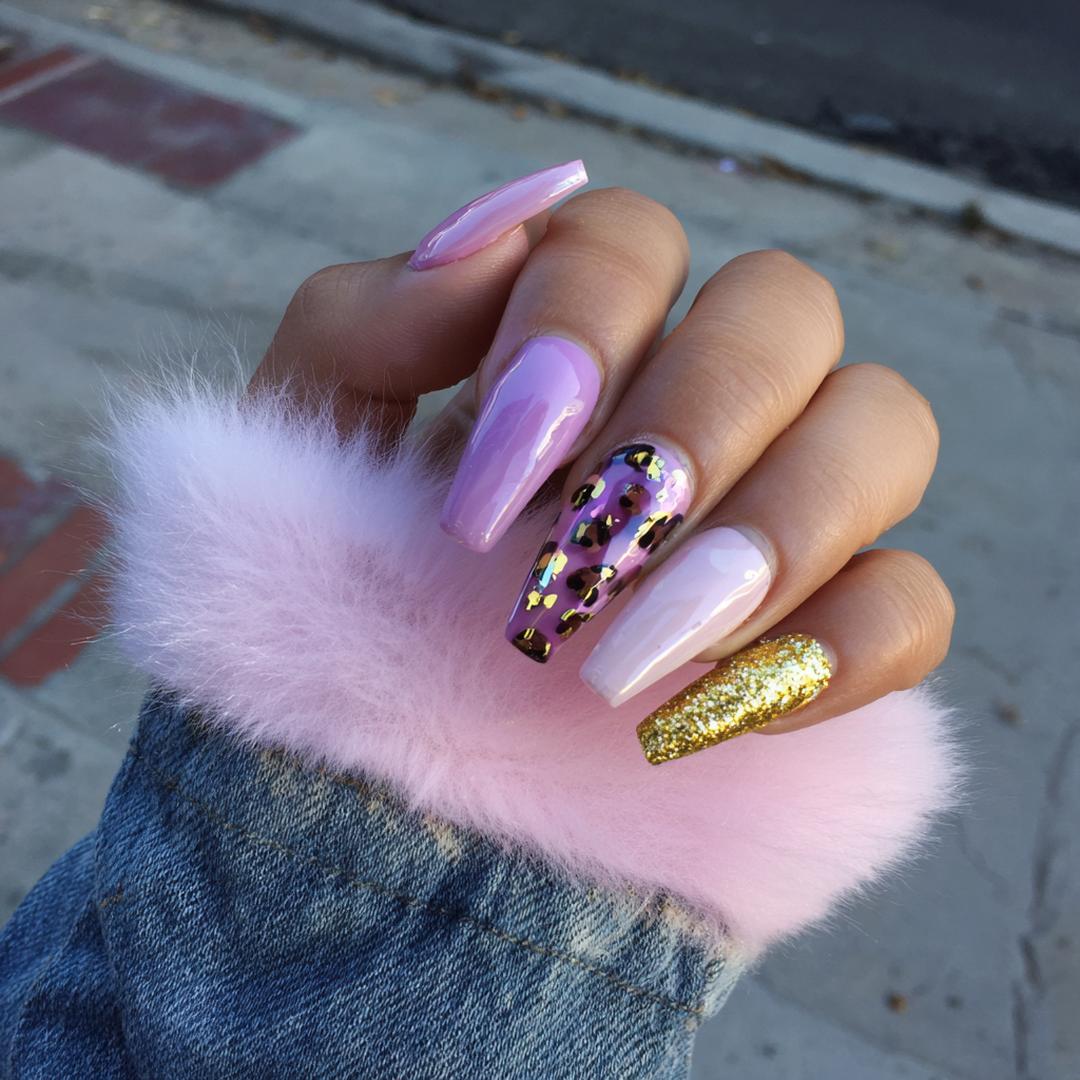Rosa Nägel Leopard Akzent Goldglitter