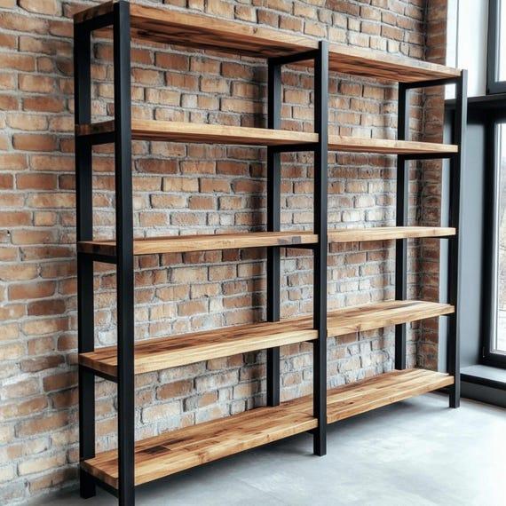 Holzregal mit Metallrahmen