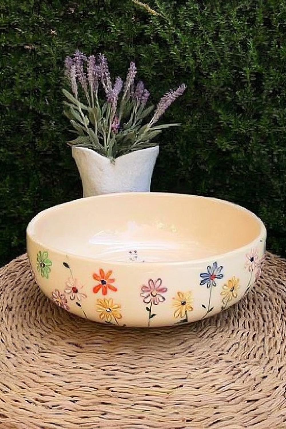 Bunte Wiesenblumen auf Creme