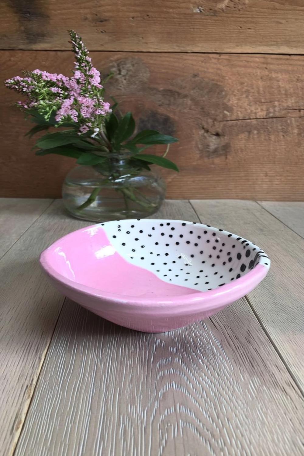 Rosa Punkte mit schwarzen Akzenten