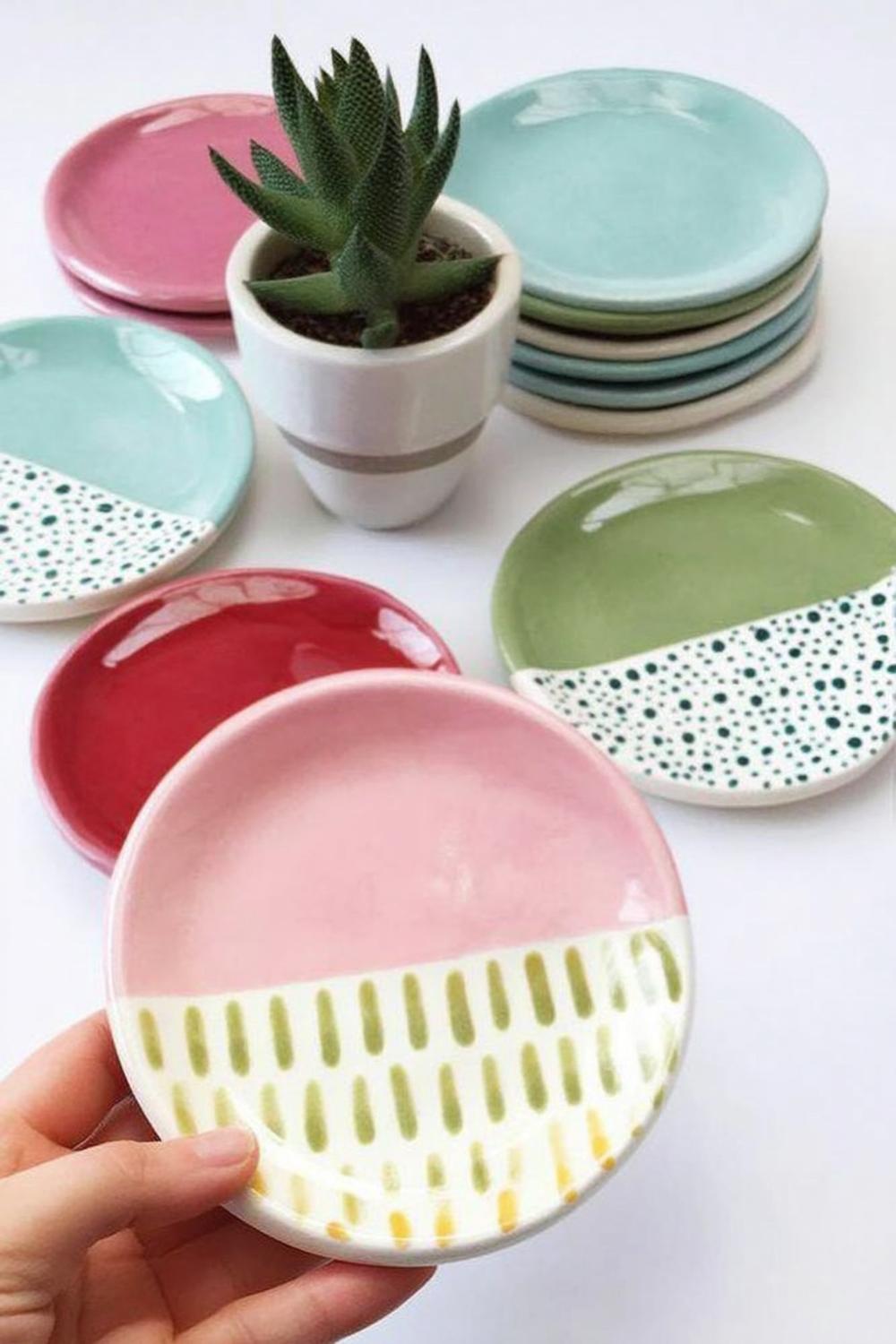 Bunte Tellerset Geometrisch