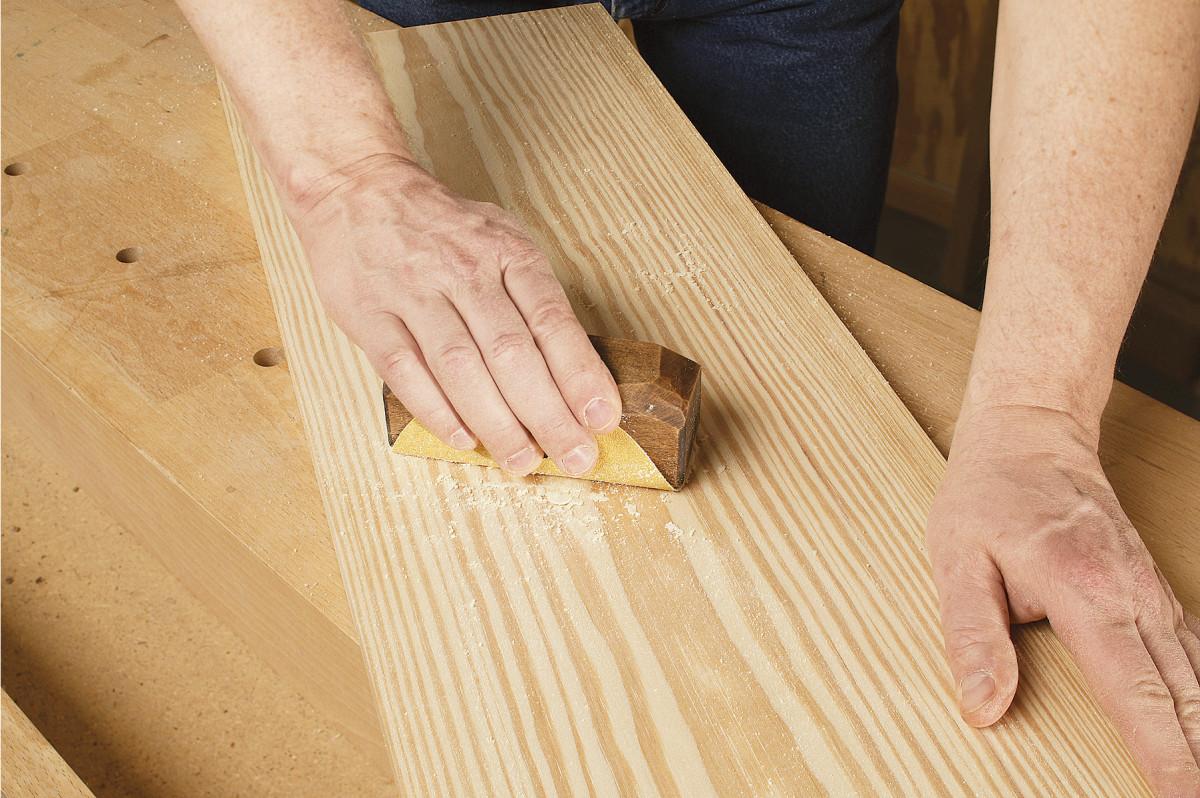 Kiefernholz vor Ölbehandlung vorbereiten