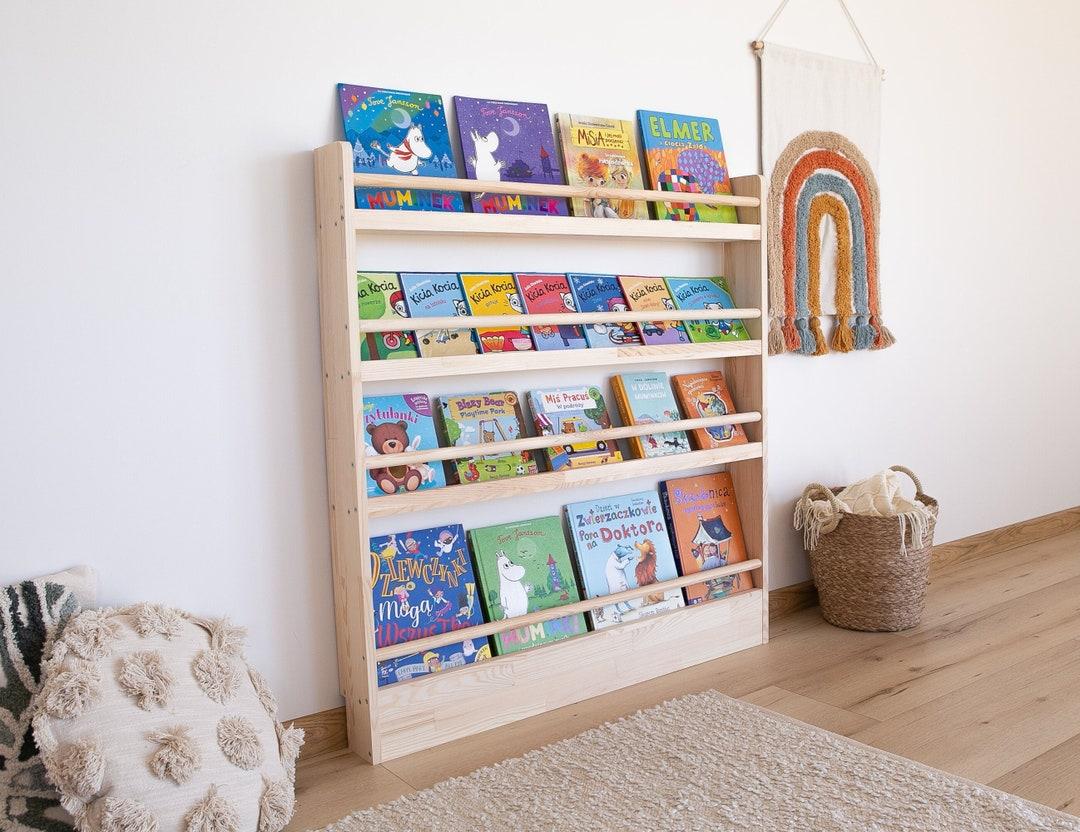 Kinderfreundliches Bücherregal mit Bilderbüchern