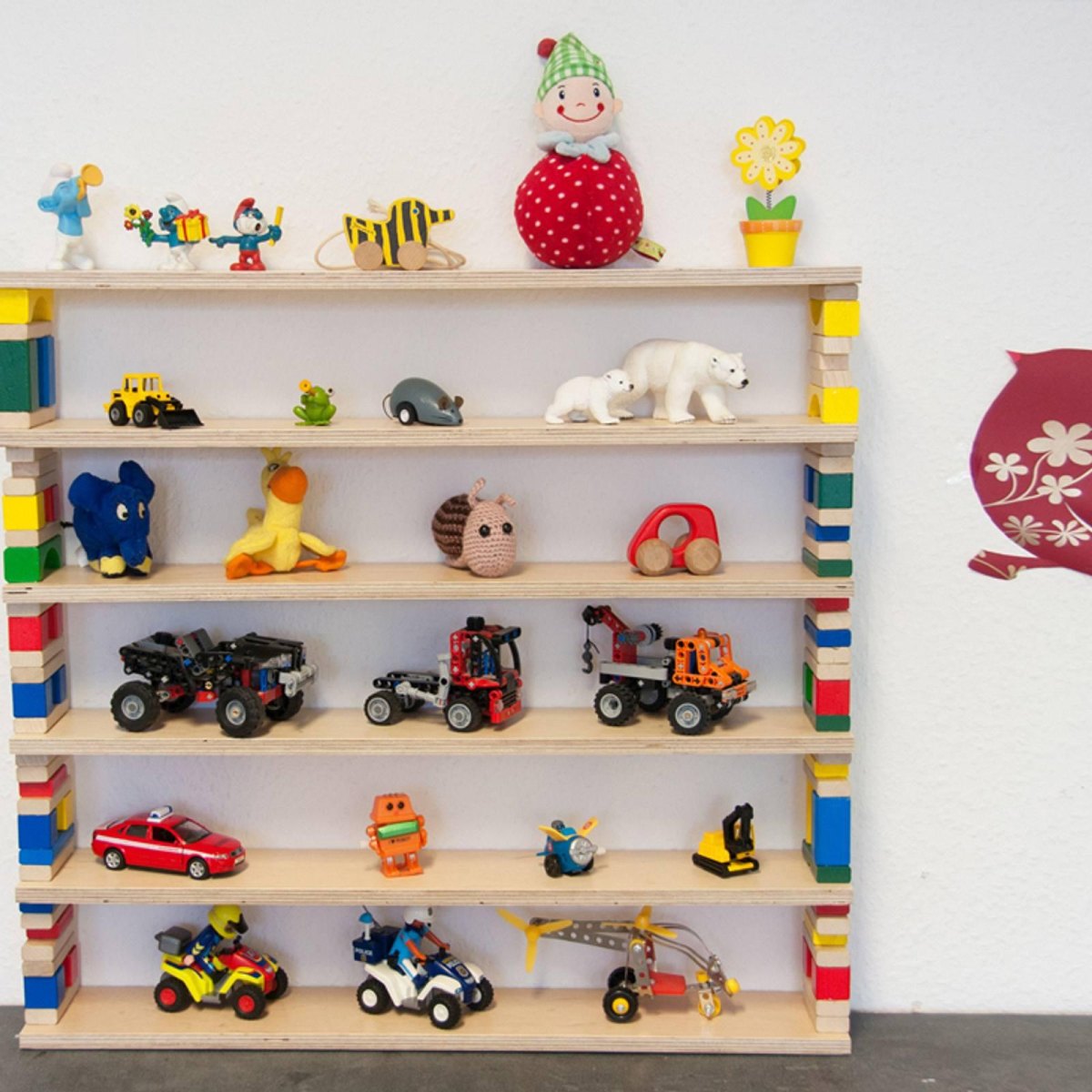 Kinderregal aus Holz mit Formen