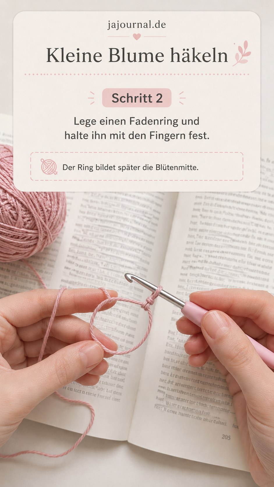 Fadenring legen als erster Schritt beim kleine Blume häkeln, Ring wird mit Fingern festgehalten