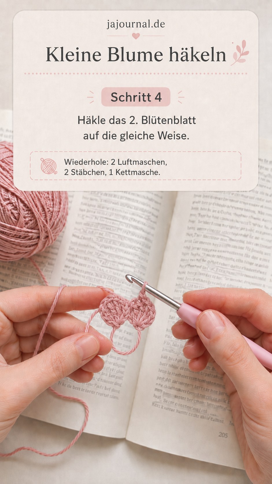 Zweites Blütenblatt entsteht beim kleine Blume häkeln, zwei Blätter liegen nebeneinander im Ring