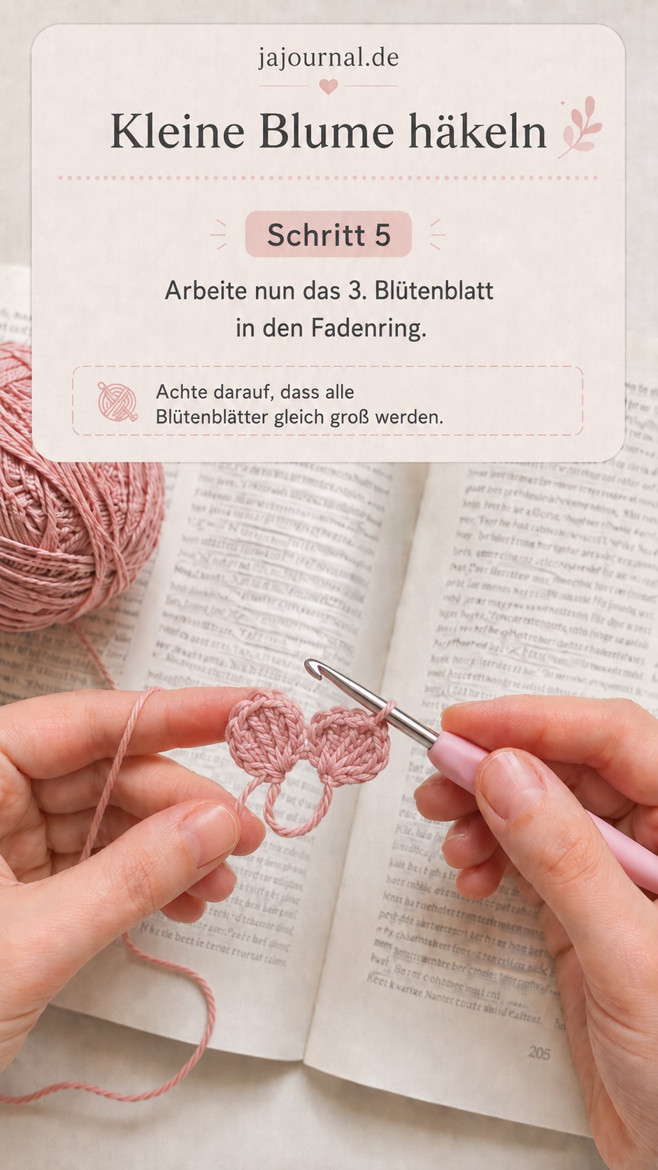 Drittes Blütenblatt wird in den Fadenring gehäkelt, alle Blütenblätter werden gleich groß