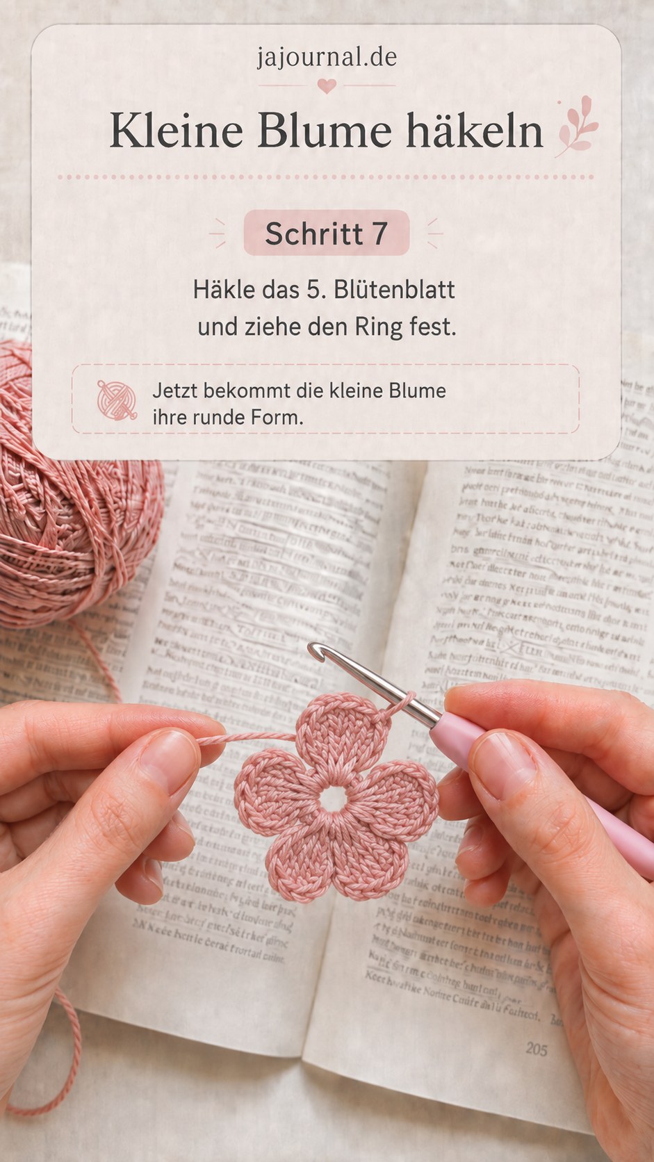 Fünftes Blütenblatt gehäkelt und Fadenring festgezogen, die kleine Blume bekommt runde Form
