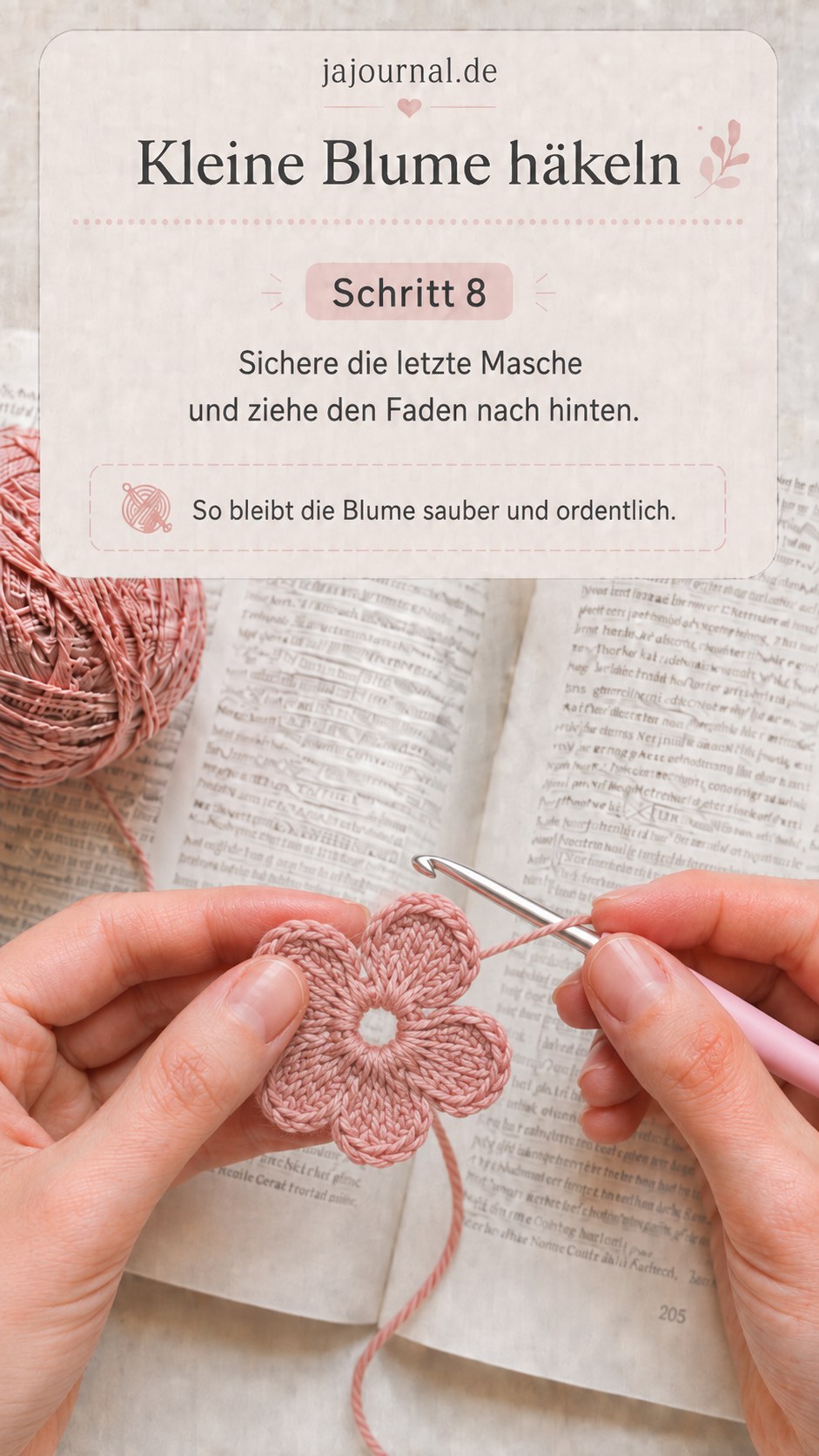Letzte Masche sichern und Faden nach hinten ziehen für eine saubere kleine Häkelblume