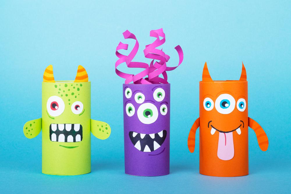 Kinder basteln bunte Monster aus Rollen