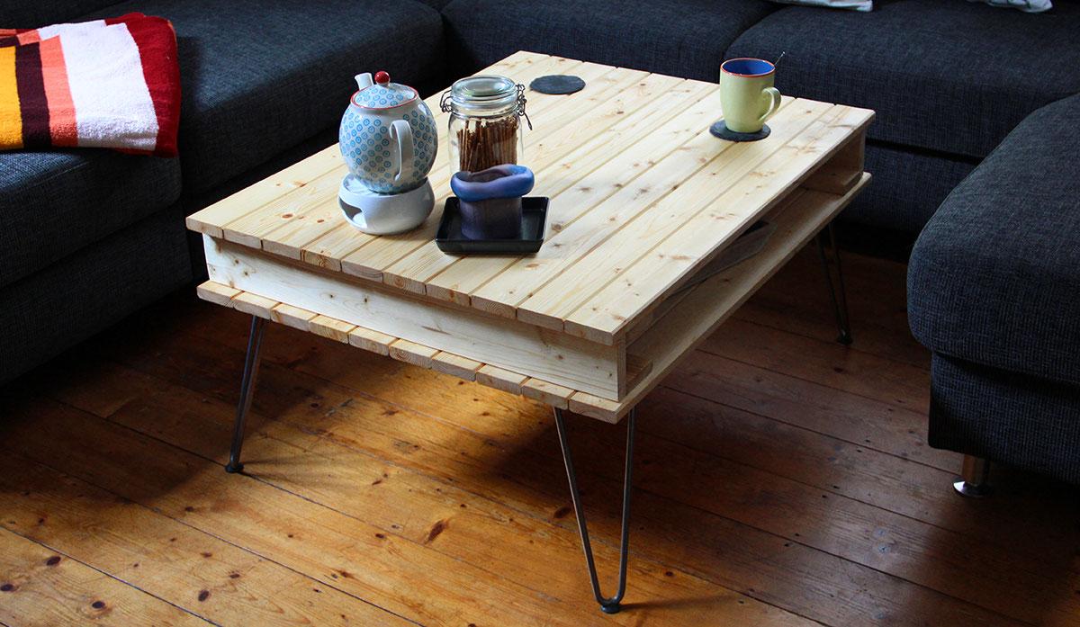 Kleiner Couchtisch aus Holz