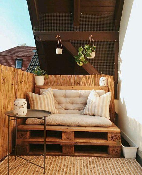Kleines Palettensofa auf Balkon