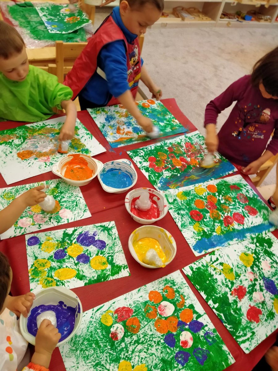 Kinder stempeln mit Schwämmen