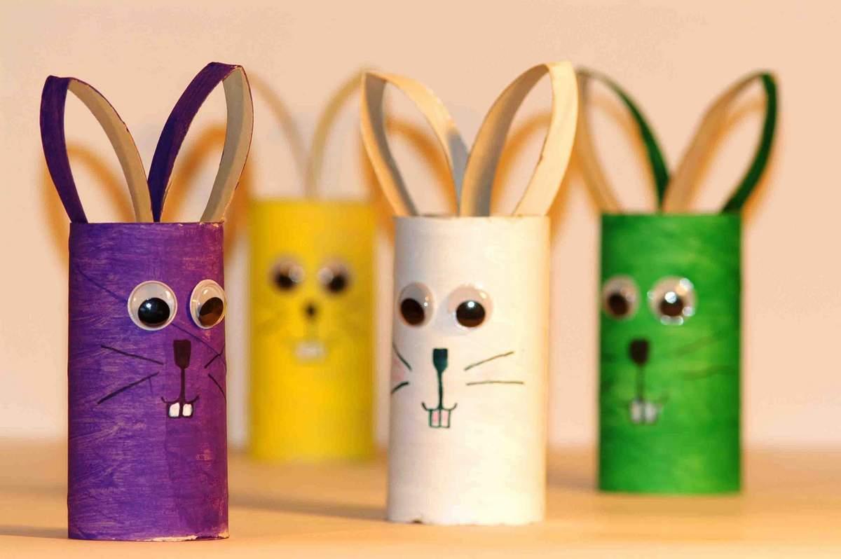 Lustige Osterhasen mit bunten Gesichtern