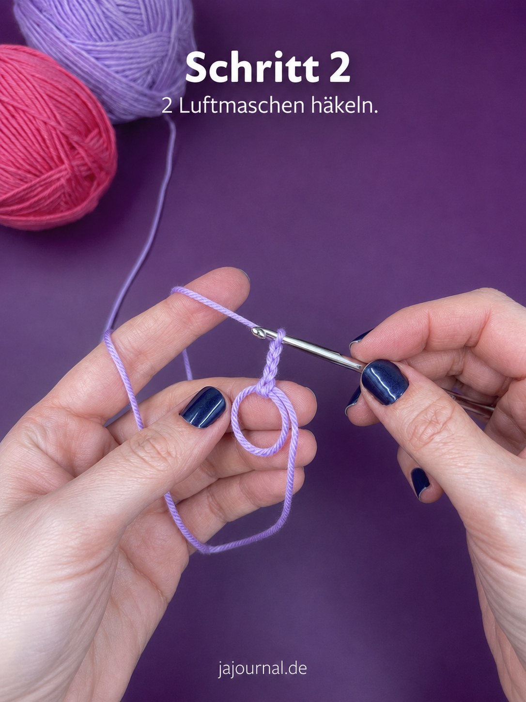 Zwei Luftmaschen werden in den Fadenring gehäkelt, Grundlage der Mini Herzen häkeln Anleitung
